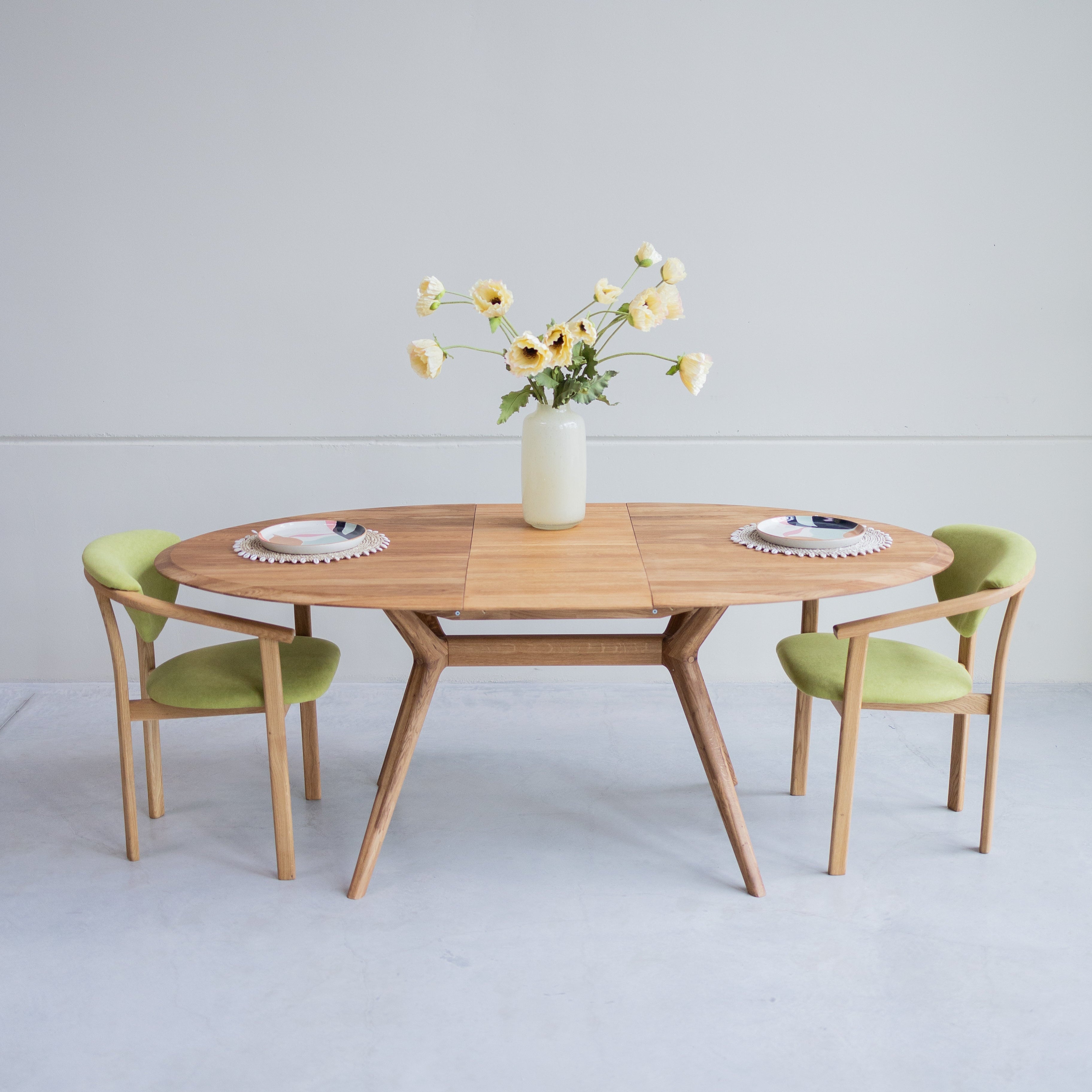 Table extensible ovale en bois massif de chêne Carmen